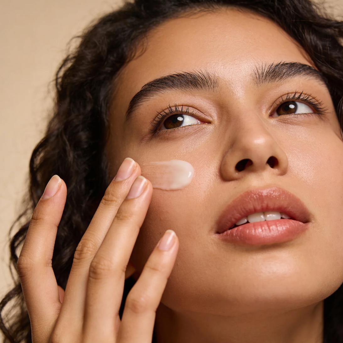 Cyspera Sensitive cream application on skin