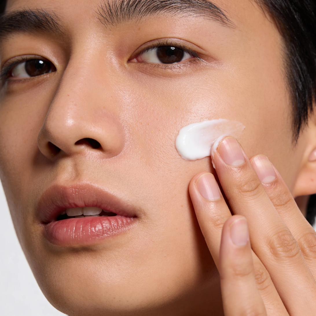 Cyspera Ageless cream application on skin